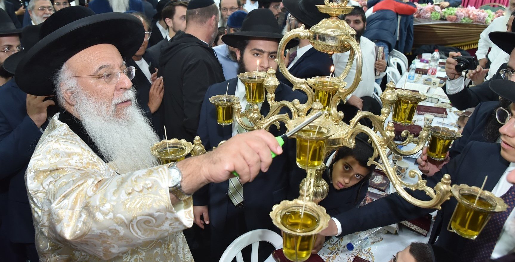הדלקת נר שמן זית במעמד סיום הזוהר העולמי 2